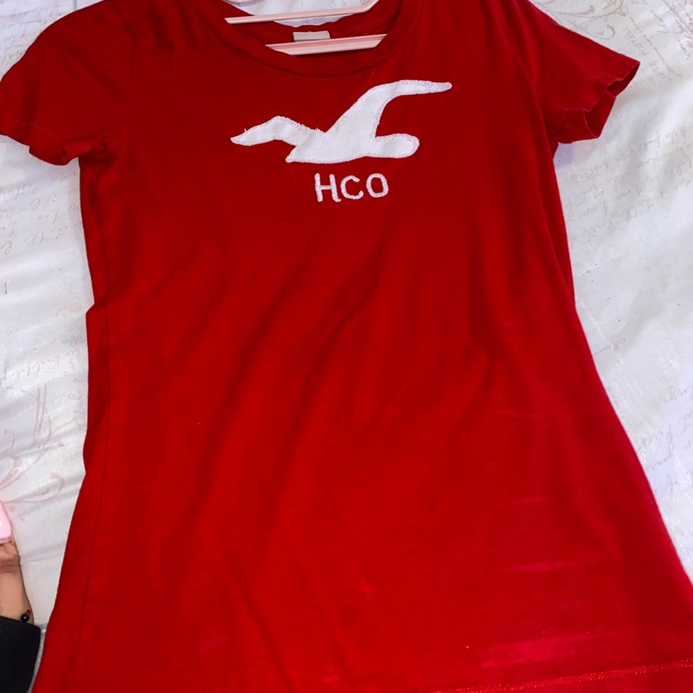 Red hollister tee